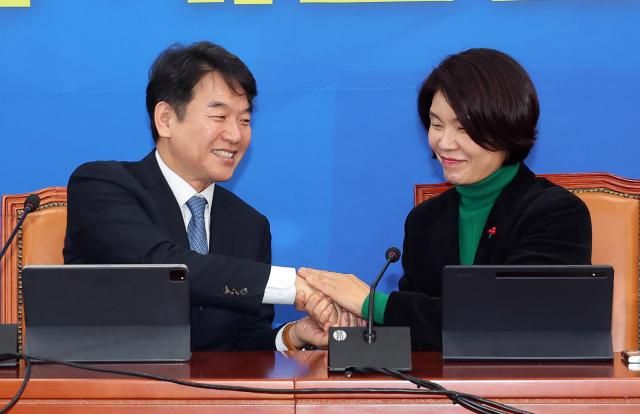 더불어민주당 문진석 원내대표 직무대행왼쪽과 한정애 정책위의장이 8일 국회 원내대표실에서 열린 정책조정회의를 마친 뒤 손을 잡고 인사하고 있다사진연합뉴스