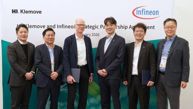 HL클레무브 이윤행 사장 왼쪽에서 네 번째 인피니언 오토모티브 사업부 피터 셰퍼Peter Schaefer 부사장 왼쪽에서 세 번째