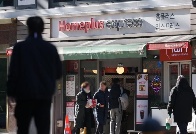 홈플러스 익스프레스 분리 매각 회생안 제출 서울연합뉴스 류영석 기자 기업회생절차법정관리를 밟고 있는 홈플러스가 기업형 슈퍼마켓SSM 매각을 중심으로 한 회생계획안을 법원에 제출한 것으로 전해졌다 지난 29일 홈플러스 관계자는 연합뉴스와 통화에서 서울회생법원에 핵심 사업부인 홈플러스 익스프레스를 분리 매각하는 방안을 담아 회생계획안을 제출했다고 말했다 지난 3월 회생절차 개시를 신청한 지 9개월여 만이다 사진은 30일 서울의 한 홈플러스 익스프레스 매장 모습 20251230 ondolynacokr2025-12-30 111759 저작권자 ⓒ ㈜연합뉴스 무단 전재 재배포 금지 AI 학습 및 활용 금지저작권자 ⓒ ㈜연합뉴스 무단 전재 재배포 금지 AI 학습 및 활용 금지