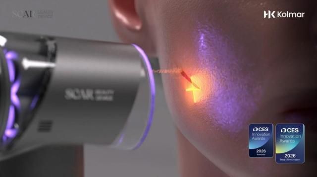 CES 2026에서 최고혁신상을 수상한 ‘스카 뷰티 디바이스Scar Beauty Device’가 상처 부위에 커버파우더를 정밀 분사하는 모습사진한국콜마