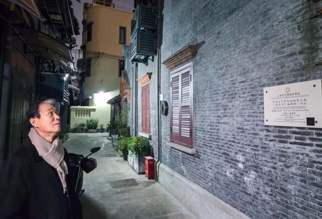 권오을 국가보훈부 장관이 7일현지시간 중국 상하이 신규식 선생 거주지에서 옛 시설을 둘러보고 있다 사진국가보훈부 