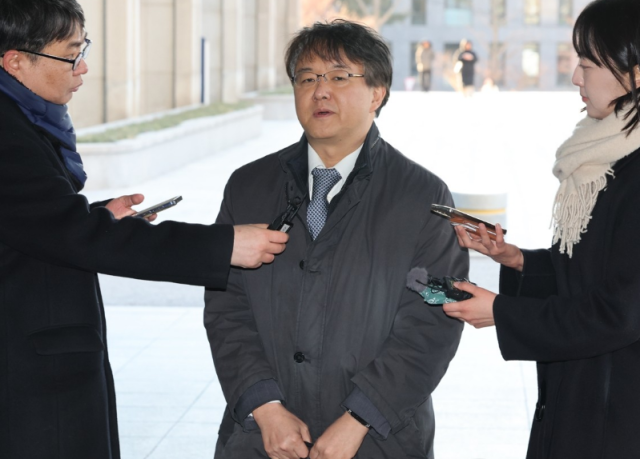 통일교와 신천지 등 특정 종교단체가 정치권에 영향을 끼쳤다는 내용의 정교유착 의혹을 수사하는 검찰·경찰 합동수사본부 김태훈 본부장이 8일 서울 서초구 서울고검으로 출근 발언하고 있다 사진연합뉴스