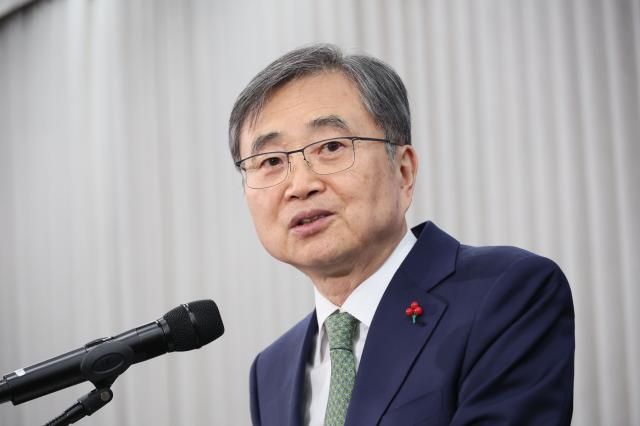 조현 외교부 장관이 2일 서울 종로구 외교부 청사 서희홀에서 열린 2026년 외교부 시무식에서 신년사를 하고 있다 사진연합뉴스