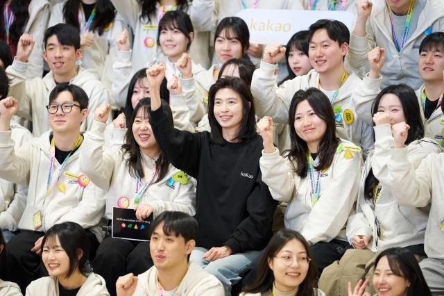 정신아 대표가 지난 7일 카카오 AI캠퍼스에서 신입 공채 크루들과 만나 자유롭게 대화를 나눴다 사진카카오