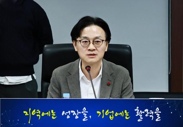 김정관 산업통상부 장관이 8일 서울 한국무역보험공사 대회의실에서 가스·원전 수출 분야 관계기관장 및 관계자가 참석한 가운데 산업통상부 공공기관가스·원전 수출 분야 업무보고를 주재하고 있다 사진산업통상부