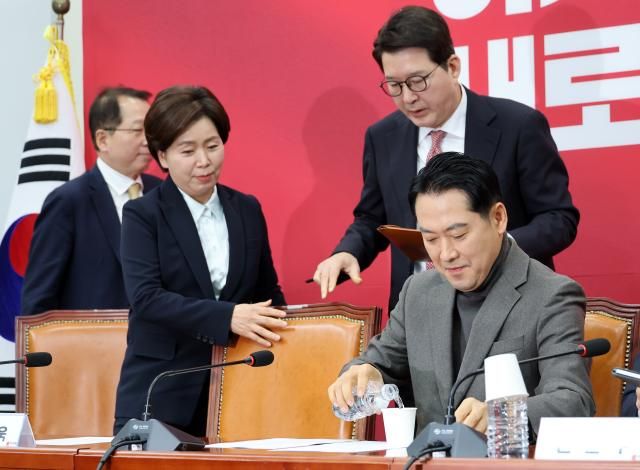 국민의힘 장동혁 대표와 최고위원들이 8일 국회에서 열린 최고위원회의에 입장하고 있다 