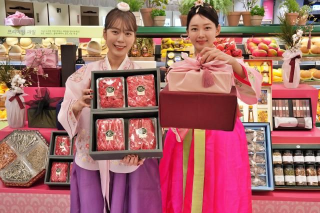 모델들이 서울시 송파구 롯데백화점 잠실점 식품관에서 설 선물 세트를 홍보하고 있다사진롯데백화점