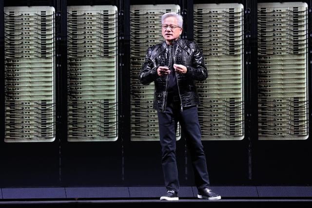 젠슨 황 엔비디아 CEO가 5일현지시간 미국 네바다주 라스베이거스 퐁텐블로 호텔에서 열린 엔비디아 CES 2026 라이브에서 기조연설하고 있다 사진연합뉴스