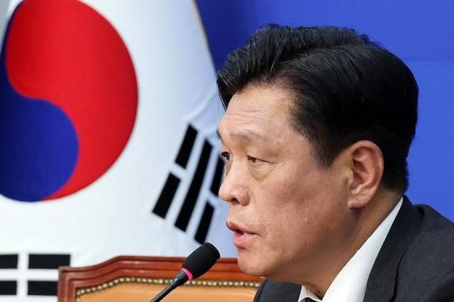 더불어민주당 지방선거기획단 단장인 조승래 사무총장이 8일 국회에서 열린 비공개 선거기획단 전체 회의를 마친 뒤 언론브리핑을 하고 있다 사진연합뉴스