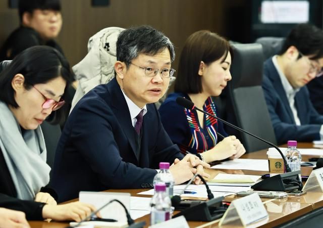 윤창현 산업통상부 산업자원안보실장 직무대리가 8일 서울 중구 대한상공회의소 대회의실에서 산업 공급망 점검회의를 주재하고 있다 사진산업통상부