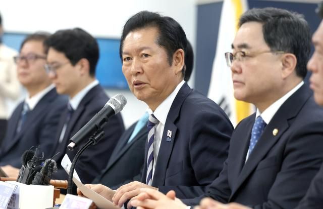 더불어민주당 정청래 대표가 9일 오전 경남 창원시 의창구 더불어민주당 경남도당에서 열린 경남 현장 최고위원회의에서 발언하고 있다사진연합뉴스