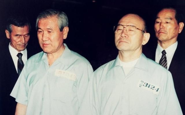 수의 차림의 노태우왼쪽 전두환 전 대통령 사진연합뉴스