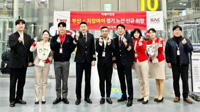 지난 8일 김해국제공항에서 열린 부산-치앙마이 노선 취항식에서 김한길 티웨이항공 부산지점장(가운데)과 티웨이항공 임직원 및 관계자가 기념 촬영하고 있다. [사진=티웨이항공]