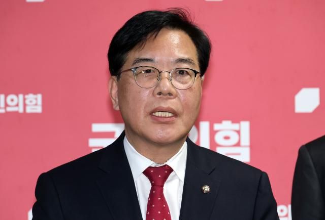 송언석 국민의힘 원내대표가 지난 6일 국회 원내대표실 앞에서 본회의 개최와 관련해 반대 입장을 표명하고 있다 사진연합뉴스