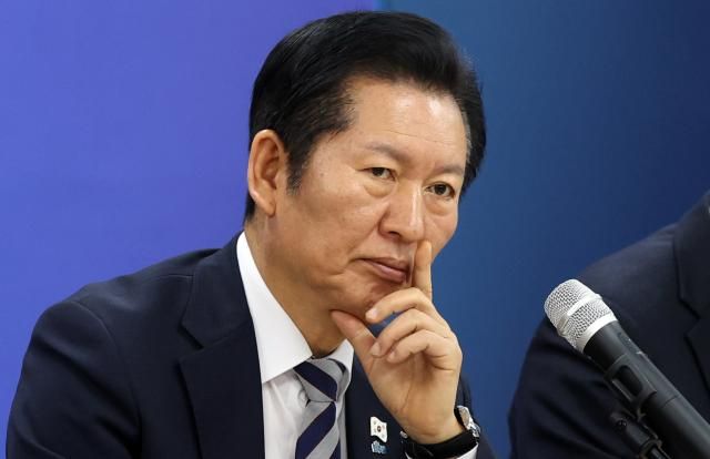 더불어민주당 정청래 대표가 9일 오전 경남 창원시 의창구 더불어민주당 경남도당에서 열린 경남 현장 최고위원회의에서 지역 위원장 발언을 경청하고 있다사진연합뉴스