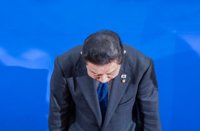 더불어민주당 김병기 원내대표가 지난달 30일 국회에서 열린 민주당 원내대책회의에서 본인 의혹 관련해 사퇴 의사를 밝힌 뒤 고개숙여 사과하고 있다 사진연합뉴스