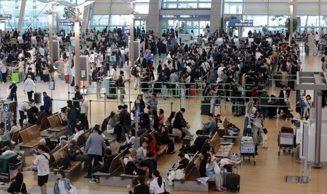추석 연휴를 앞둔 2일 인천국제공항 제1여객터미널에서 여행객들이 탑승 수속을 위해 줄을 서고 있다사진연합뉴스