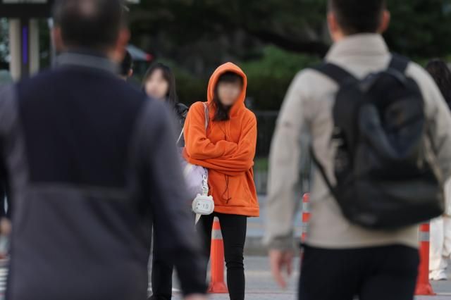 전국적으로 쌀쌀한 아침 날씨를 보이는 6일 서울 종로구 광화문광장에서 한 시민이 발걸음을 재촉하고 있다사진연합뉴스