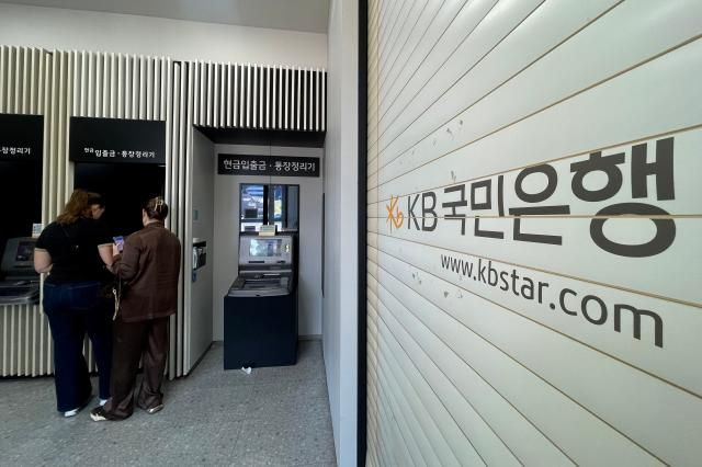 은행권 AI 방어 투자 확대 서울연합뉴스 임화영 기자 최근 금융권 해킹 사고를 계기로 은행들이 보안 투자와 전문 인력 확대에 사활을 거는 분위기다 특히 KB국민은행은 내년 정보보호 예산을 1천억원 이상으로 확대 편성할 계획이다 우리은행도 보안 시스템 구축을 위한 예산을 올해보다 20 이상 증액하는 방안을 검토 중이다 사진은 11일 서울 시내의 한 KB국민은행 20261011 hwayoung7ynacokr2026-10-11 134156 저작권자 ⓒ ㈜연합뉴스 무단 전재 재배포 금지 AI 학습 및 활용 금지저작권자 ⓒ ㈜연합뉴스 무단 전재 재배포 금지 AI 학습 및 활용 금지