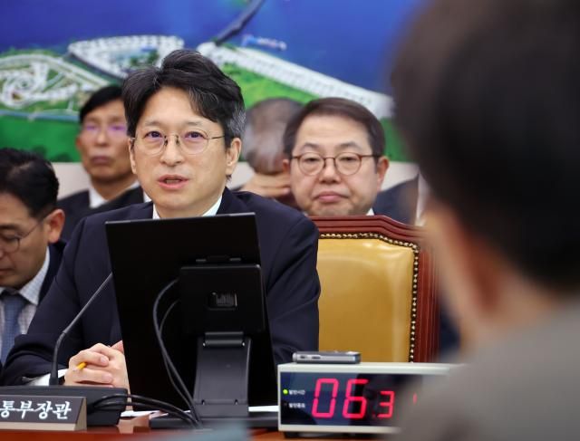 홍지선 국토교통부 장관이 7일 국회 국토교통위원회에서 열린 국토교통부 등에 대한 국정감사에서 의원 질의에 답하고 있다 사진연합뉴스