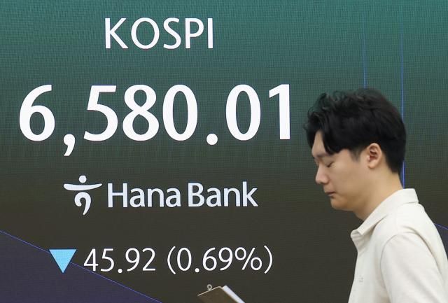 12일 서울 중구 하나은행 본점 딜링룸 전광판에 코스피가 표시돼 있다 20261012 