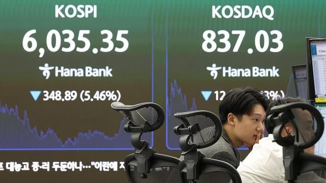 13일 서울 중구 하나은행 딜링룸 현황판 이날 코스피는 전날보다 34889포인트546 내린 603535로 코스닥 지수는 1216포인트143 내린 83703으로 마감했다 사진연합뉴스