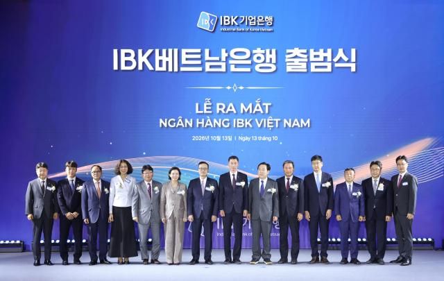 사진은 IBK베트남은행 출범식에서 왼쪽 여섯 번째부터 이미연 주베트남 대한민국 대사 팜꽝중 베트남 중앙은행 부총재 장민영 IBK기업은행장 김기문 중소기업중앙회 회장 고태연 주베트남한국상공인연합회 회장 맨 오른쪽 박경일 IBK베트남은행 법인장 등이 기념촬영을 하고 있는 모습 사진IBK기업은행