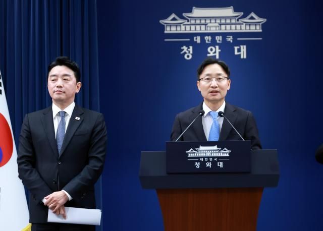 신임 대통령 비서실장으로 임명된 임광현 국세청장이 14일 청와대 기자회견장에서 전임자인 강훈식 비서실장 소개로 인사말을 하고 있다 사진연합뉴스