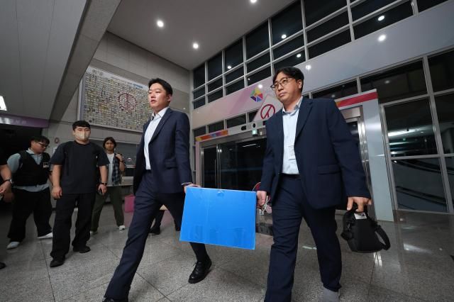  6·3 지방선거 투표용지 부족 사태를 규명할 이태한 선거관리위원회 특별검사팀이 본격적인 강제수사에 나선 17일 대구시선관위에서 특검팀이 압수 물품을 가지고 철수하고 있다 사진연합뉴스