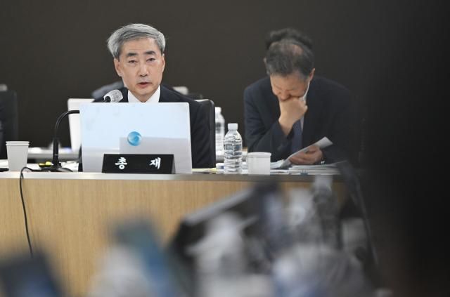 신현송 한국은행 총재가 지난 12일 서울 중구 한국은행에서 열린 국정감사에서 의원 질의에 답하고 있다사진연합뉴스