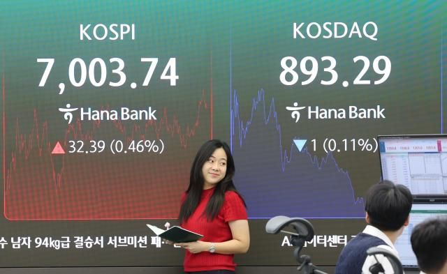 코스피가 상승하며 5거래일 만에 7000선에서 마감한 2일 서울 중구 하나은행 딜링룸에서 직원들이 업무를 보고 있다 이날 코스피는 3239p046 오른 700374로 거래를 종료했다 