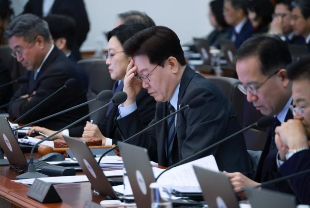 이재명 대통령이 20일 청와대에서 열린 국무회의에서 이마에 손을 얹고 있다 20261020 사진연합뉴스