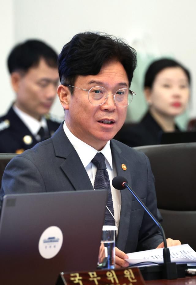 김영훈 고용노동부 장관이 20일 청와대에서 이재명 대통령 주재로 열린 국무회의에서 업무 보고를 하고 있다 20261020 사진연합뉴스
