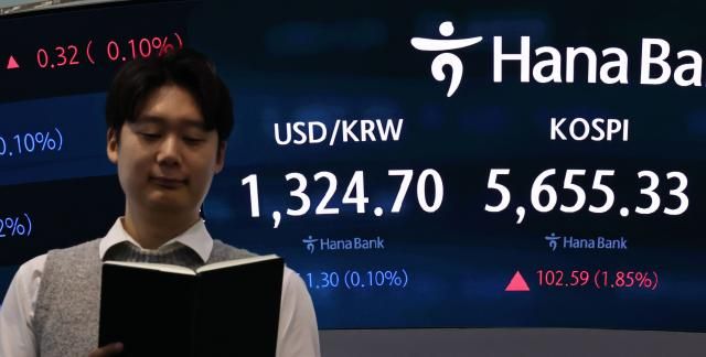 21일 서울 중구 하나은행 본점 딜링룸 현황판에 코스피 등이 표시되고 있다 이날 코스피는 전 거래일 대비 11360포인트205 오른 566634에 코스닥은 1143포인트146 오른 79340에 개장했다 사진연합뉴스