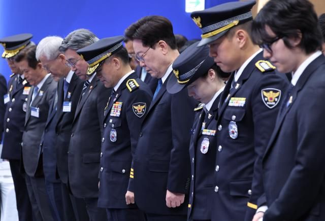 이재명 대통령이 21일 서울 서대문구 경찰청에서 열린 81주년 경찰의 날 기념식에서 묵념을 하고 있다 사진연합뉴스