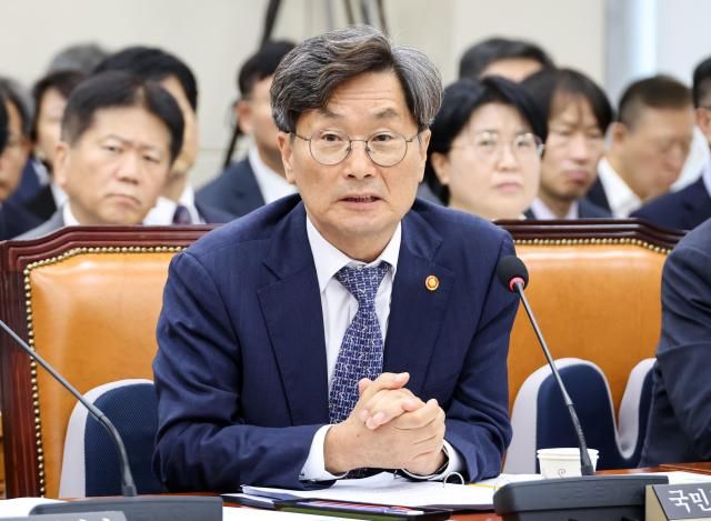 6일 국회에서 열린 정무위원회 국정감사에서 정일연 국민권익위원장이 의원들의 질의에 답변하고 있다사진연합뉴스