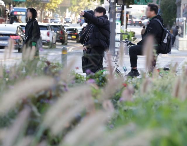 전국적으로 쌀쌀한 아침 날씨를 보인 지난 6일 서울 종로구 광화문광장에서 패딩을 입은 시민이 보행 신호를 기다리고 있다 사진연합뉴스