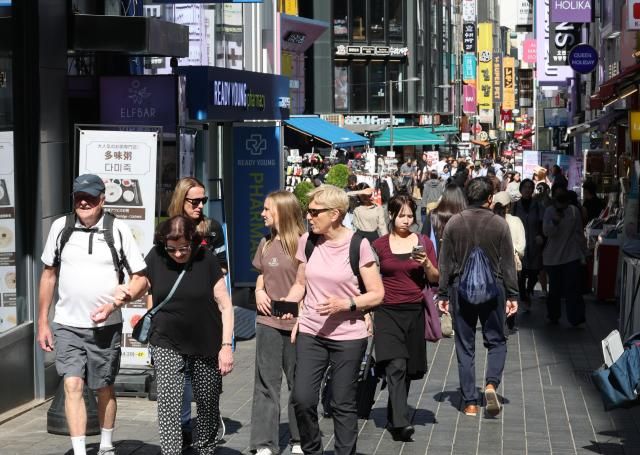 6일 서울 중구 명동 거리에서 외국인 관광객들이 쇼핑을 즐기고 있다 사진연합뉴스