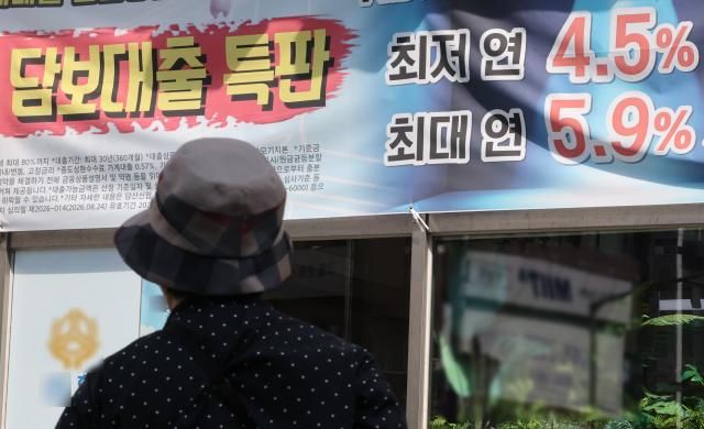 금리수준전망지수 2년 11개월만에 최고 서울연합뉴스 이진욱 기자 한국은행이 23일 발표한 소비자동향조사 결과에 따르면 6개월 후 금리 수준을 예상한 금리수준전망지수는 128로 전월보다 3p 상승해 2023년 10월128 이후 2년 11개월만에 가장 높았다 가계부채 수준에 대한 인식을 나타내는 현재가계부채지수는 101로 전월보다 1p 올랐고 2024년 12월101 이후 가장 높은 수준이었다 사진은 이날 서울 한 금융기관에 붙은 대출 안내문 모습 2026923 cityboyynacokr2026-09-23 115713 저작권자 ⓒ ㈜연합뉴스 무단 전재 재배포 금지 AI 학습 및 활용 금지저작권자 ⓒ ㈜연합뉴스 무단 전재 재배포 금지 AI 학습 및 활용 금지