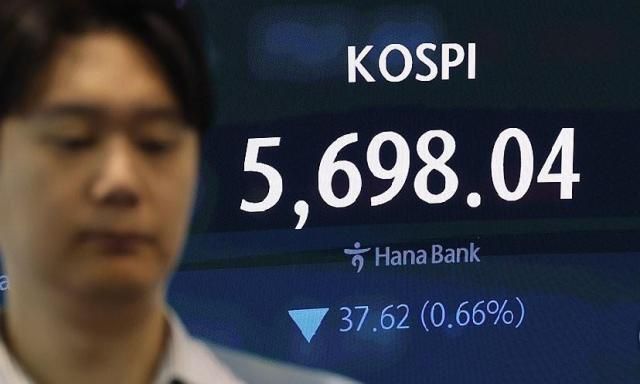 22일 서울 중구 하나은행 본점 딜링룸 현황판에 코스피 지수와 코스닥 지수가 표시되고 있다 이날 코스피 지수는 전 거래일보다 6555포인트114 내린 567011에 장을 열었다 코스닥 지수는 292포인트037 내린 78984로 거래를 시작했다 사진연합뉴스