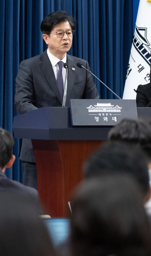 성기홍 홍보소통수석이 지난 1일 청와대 기자회견장에서 인사 관련 브리핑을 하고 있다 사진연합뉴스