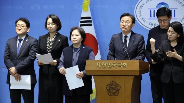 신장식 조국혁신당 대표를 비롯한 당 지도부가 23일 국회 소통관에서 오세훈 서울시장의 여론조사비 대납 의혹 사건 항소심 무죄 판결과 관련해 사법부 규탄 기자회견을 하고 있다사진연합뉴스