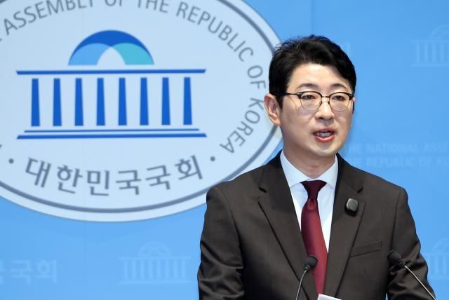 주진우 국민의힘 의원이 지난 25일 국회 소통관에서 기자회견을 열고 22대 총선 당시 참관인 앞에서 수기로 작성된 개표 상황표와 선관위 직원이 참관인 없이 입력한 개표 결과 값이 서로 다른 투표소 41곳을 대거 적발했다고 밝히고 있다사진연합뉴스