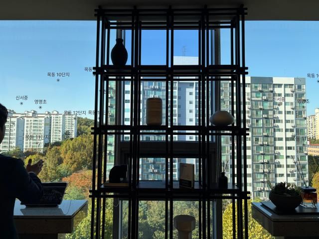 목동11단지가 보이는 아이파크 라운지 전경사진이은별 기자