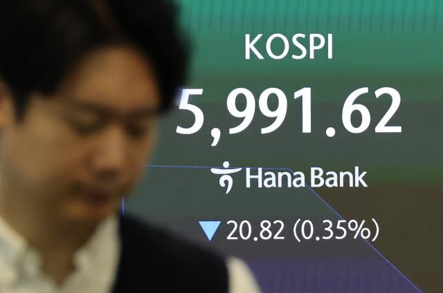 29일 서울 중구 하나은행 딜링룸 현황판에 코스피가 표시되고 있다 이날 오전 9시 2분 현재 코스피는 전장보다 1288포인트021 내린 599956 코스닥 지수는 전장보다 714포인트093 내린 76414에 거래됐다 사진연합뉴스