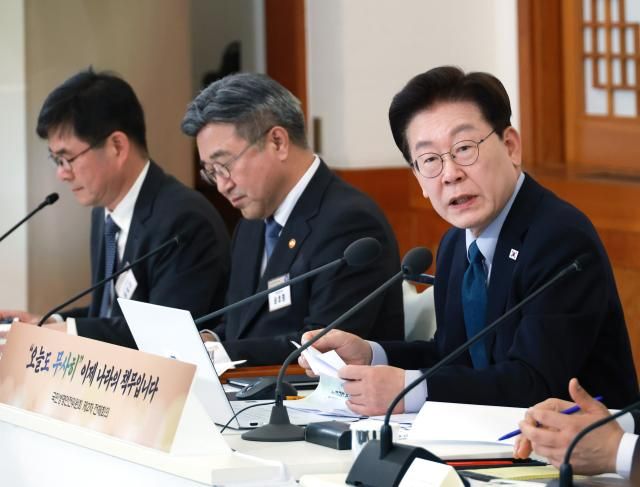 이재명 대통령이 28일 청와대에서 열린 국민생명안전위원회 제2차 전체회의에서 발언을 하고 있다 사진연합뉴스