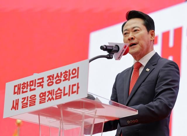 장동혁 국민의힘 대표가 3일 서울 숭례문 앞 세종대로에서 열린 국민의힘 이재명 정권 심판 민생회복·안보수호 국민행동대회에서 발언하고 있다 사진연합뉴스