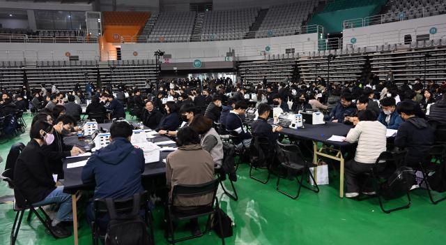 28일 선관위 특검의 6·3 지방선거 투표용지 공개검증이 열리는 서울 송파구 올림픽공원 핸드볼경기장에서 관계자들이 현장 검증을 준비하고 있다 사진연합뉴스