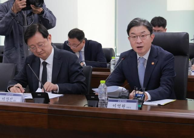 이억원 금융위원장오른쪽과 이찬진 금융감독원장왼쪽이 4일 긴급 점검회의에서 발언하고 있다 사진유대길 기자 dbeorlf123ajunewscom 