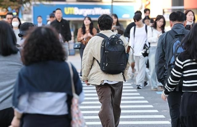 서울 종로구 광화문거리에서 쌀쌀해진 날씨 속에 시민들이 출근하고 있다 사진연합뉴스